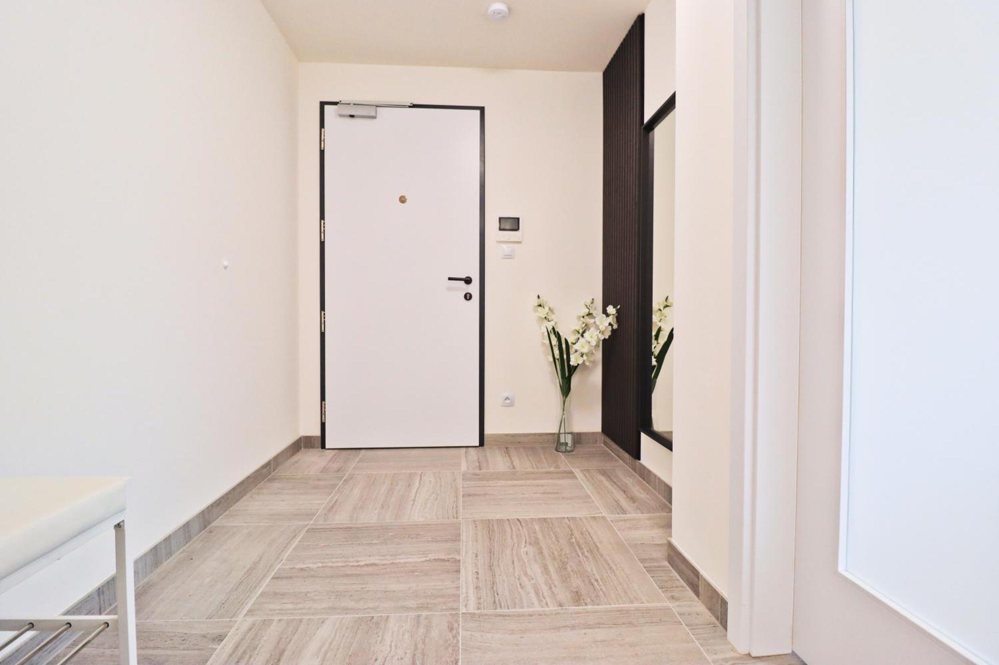 Sunny Apartment In Smichov, Prague 5 Extérieur photo